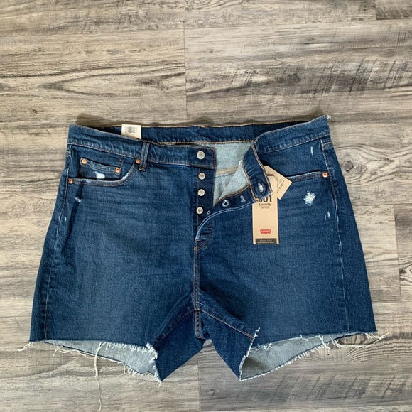 Levi's Pants - BRAND NEW LEVIS SHORTS